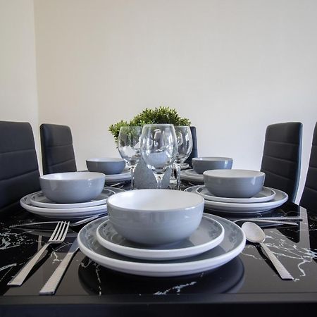 Newly Launched Two Bedroom House By Den Accommodation Short Lets & Serviced Accommodation With Garden Londyn Zewnętrze zdjęcie