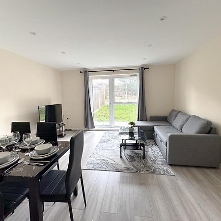 Newly Launched Two Bedroom House By Den Accommodation Short Lets & Serviced Accommodation With Garden Londyn Zewnętrze zdjęcie
