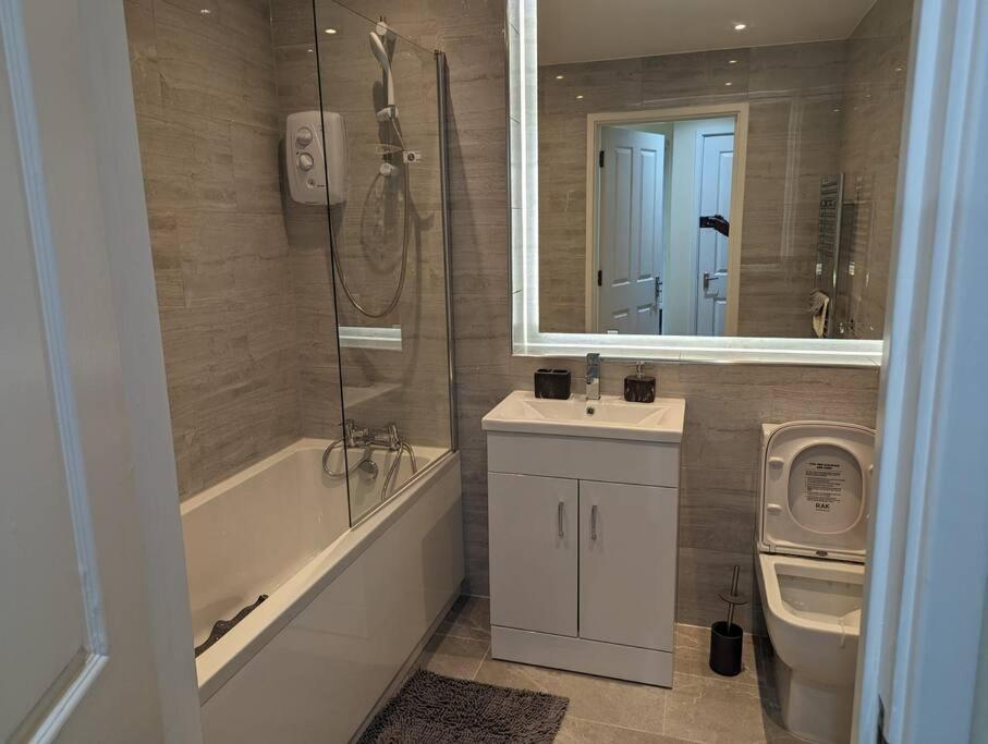 Newly Launched Two Bedroom House By Den Accommodation Short Lets & Serviced Accommodation With Garden Londyn Zewnętrze zdjęcie