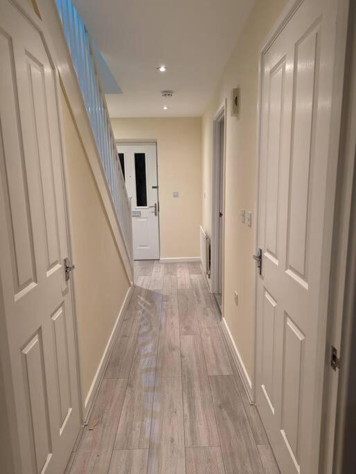 Newly Launched Two Bedroom House By Den Accommodation Short Lets & Serviced Accommodation With Garden Londyn Zewnętrze zdjęcie