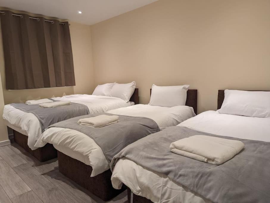 Newly Launched Two Bedroom House By Den Accommodation Short Lets & Serviced Accommodation With Garden Londyn Zewnętrze zdjęcie