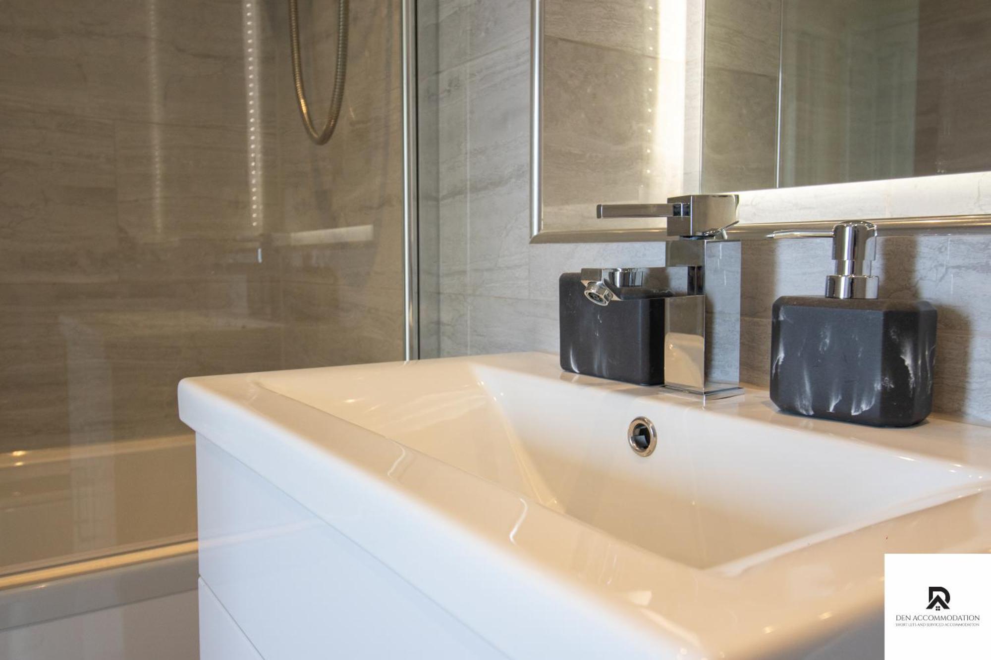 Newly Launched Two Bedroom House By Den Accommodation Short Lets & Serviced Accommodation With Garden Londyn Zewnętrze zdjęcie