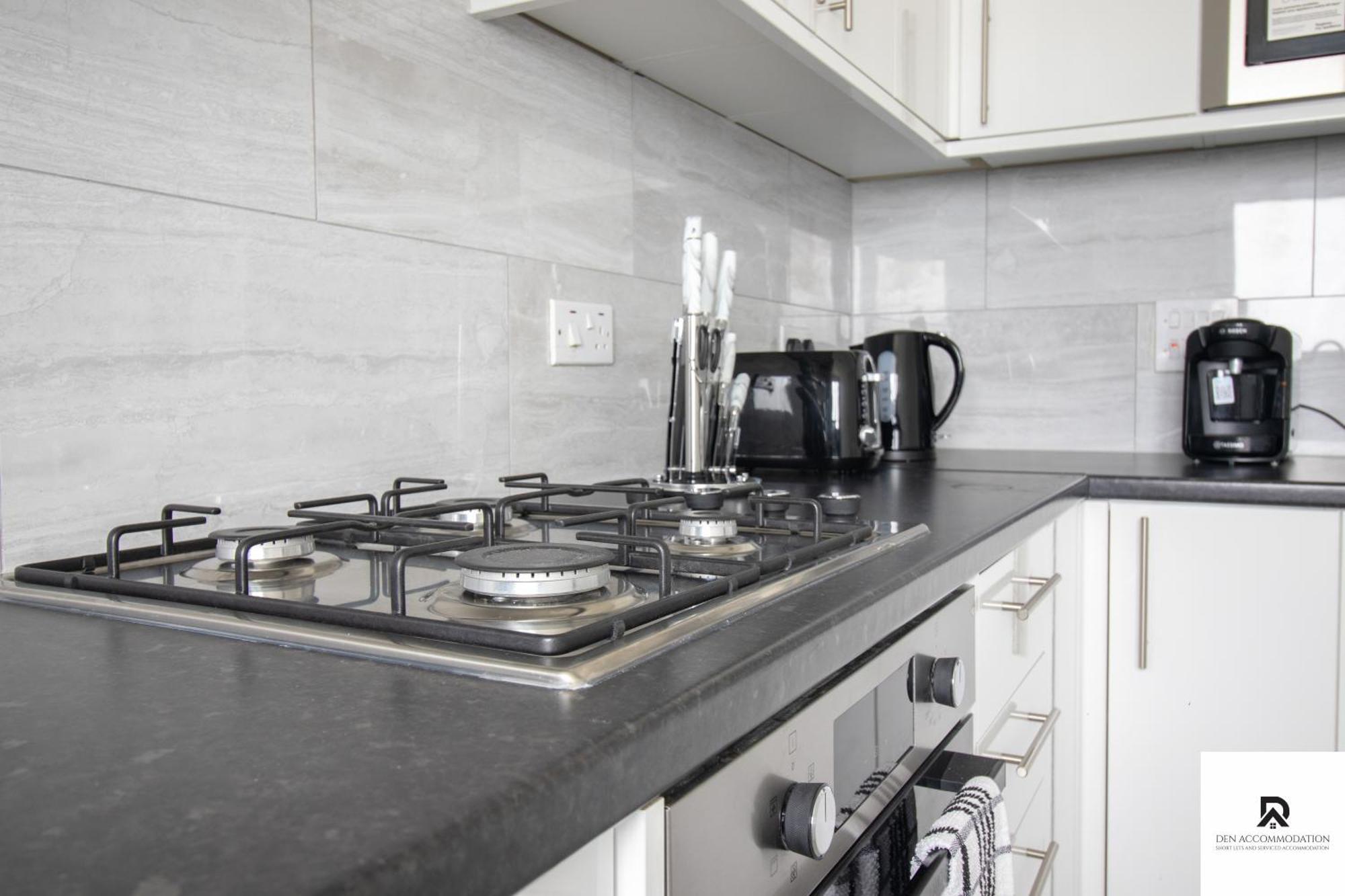 Newly Launched Two Bedroom House By Den Accommodation Short Lets & Serviced Accommodation With Garden Londyn Zewnętrze zdjęcie