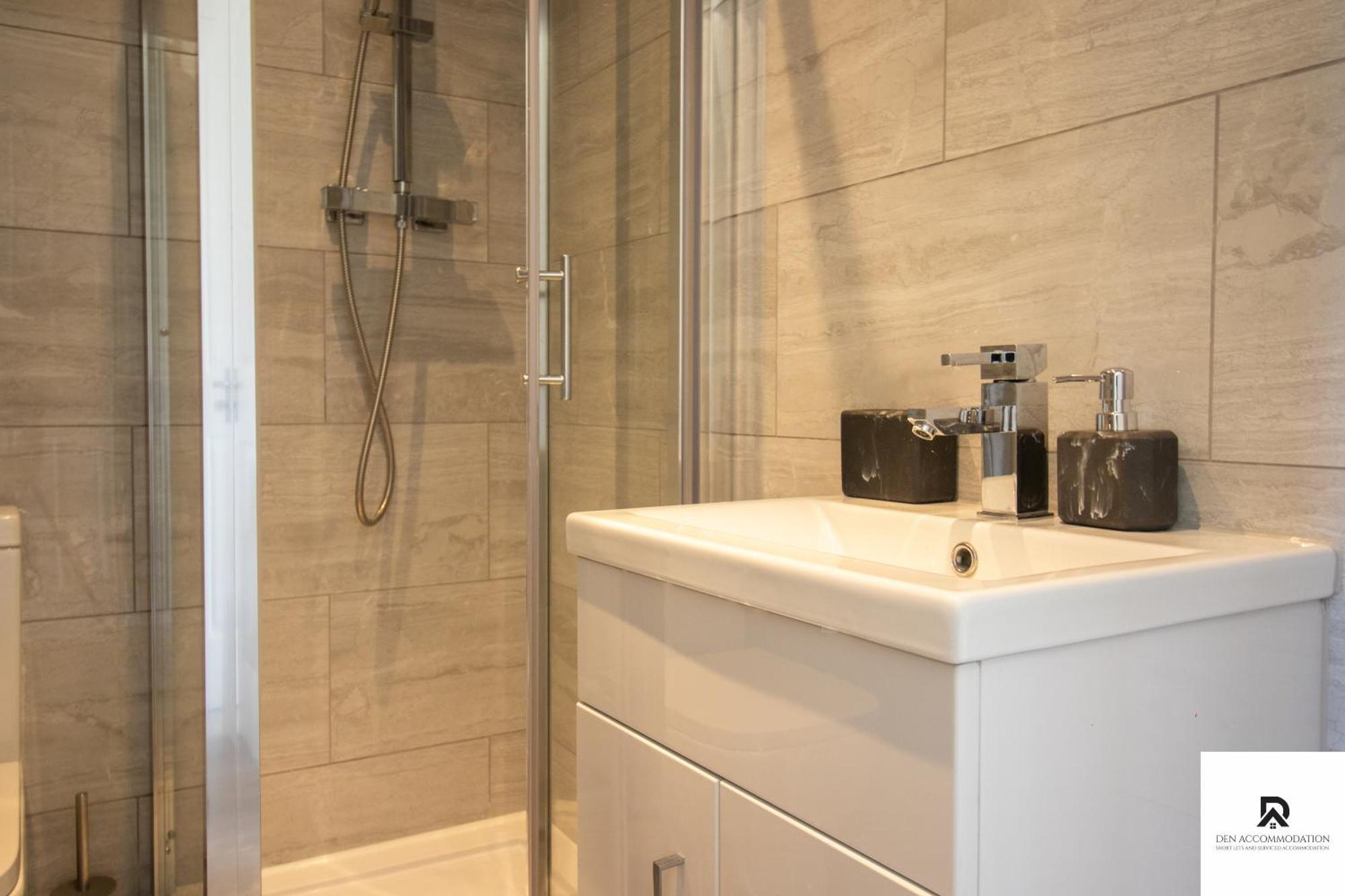 Newly Launched Two Bedroom House By Den Accommodation Short Lets & Serviced Accommodation With Garden Londyn Zewnętrze zdjęcie